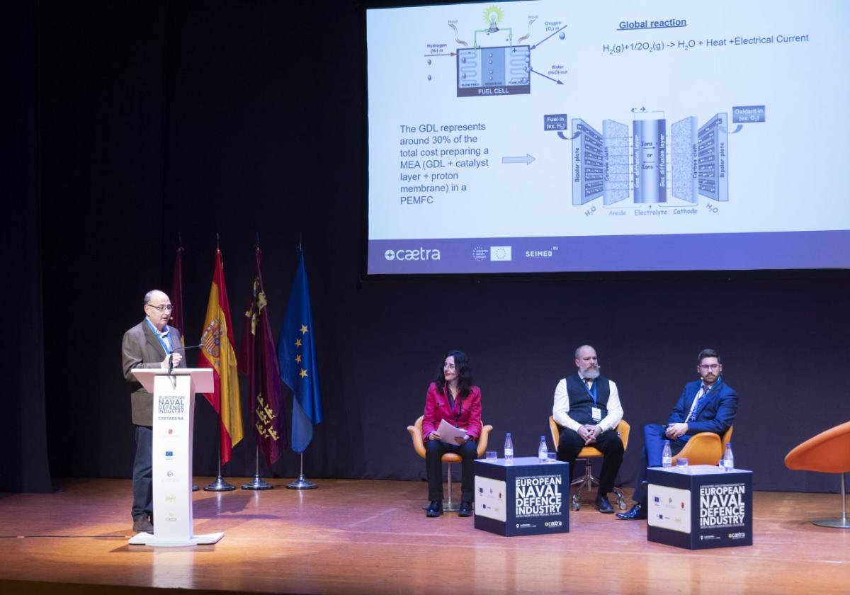 José Javier López durante su intervención. Sentados, le acompañan Noelia Ortega, Julien Moresve y Álvaro Fernández.