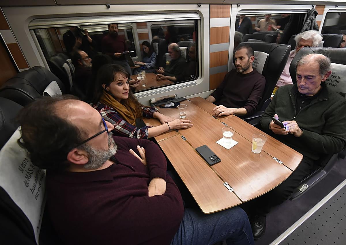 Imagen secundaria 1 - 1. Antonio Gómez Ribelles, Rocío Marín, Cristóbal Hernández Barbero y Antonio Garrido charlaron sobre diferentes aspectos durante el trayecto. 2. Daniel Genaro Pérez Tárraga, historiador del arte y gestor cultural.