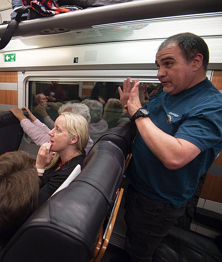 Imagen secundaria 2 - 1. Antonio Gómez Ribelles, Rocío Marín, Cristóbal Hernández Barbero y Antonio Garrido charlaron sobre diferentes aspectos durante el trayecto. 2. Daniel Genaro Pérez Tárraga, historiador del arte y gestor cultural.