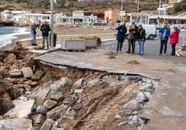 La alcaldesa Noelia Arroyo visita las obras de emergencia en El Portús.