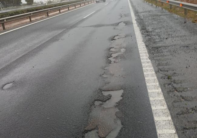 Estado en el que se encuentra el firme de la calzada de la A-7 en Totana.