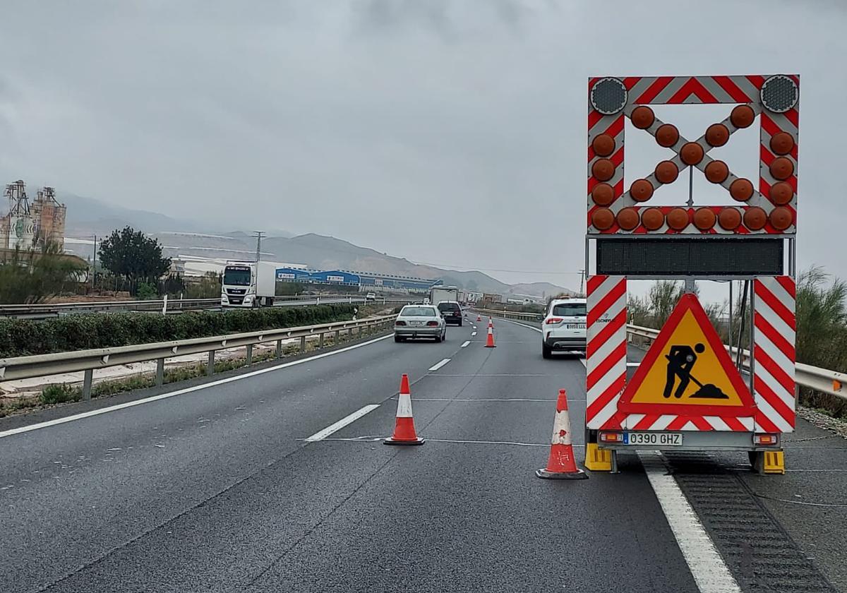 Señalización en el tramo de la autovía A-7 a su paso por Totana que resultó afectado por las lluvias.