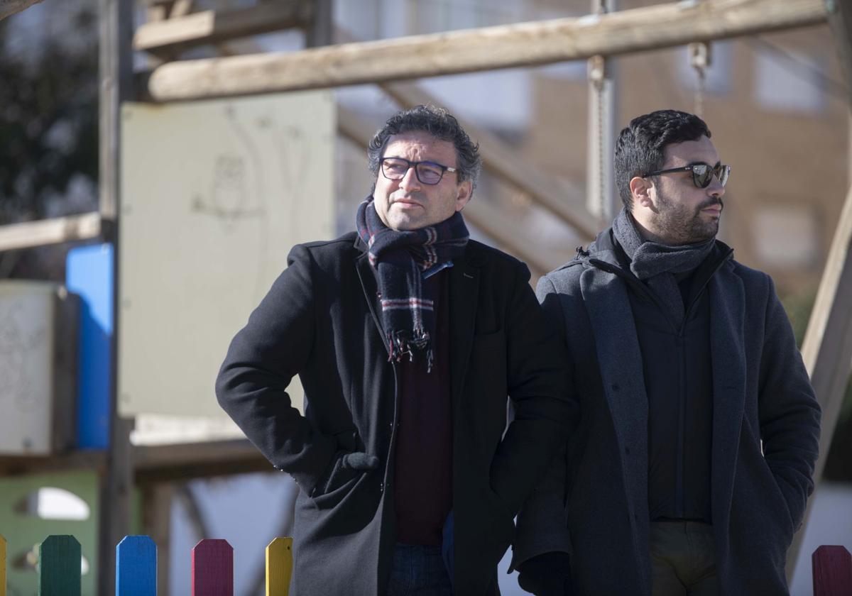 Julián Luna, a la izquierda, y un acompañante, en la previa de un partido de La Unión en el polideportivo de la población minera.