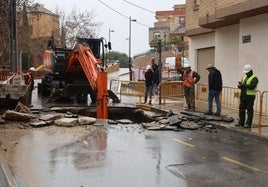 Operarios trabajan en la reparación del socavón en la calle San Fernando.