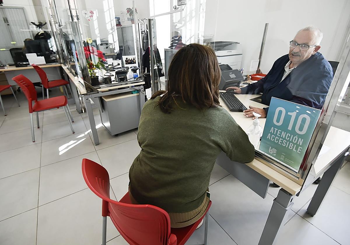 Un funcionario del Ayuntamiento de Murcia en la Oficina Única, en una imagen de archivo.