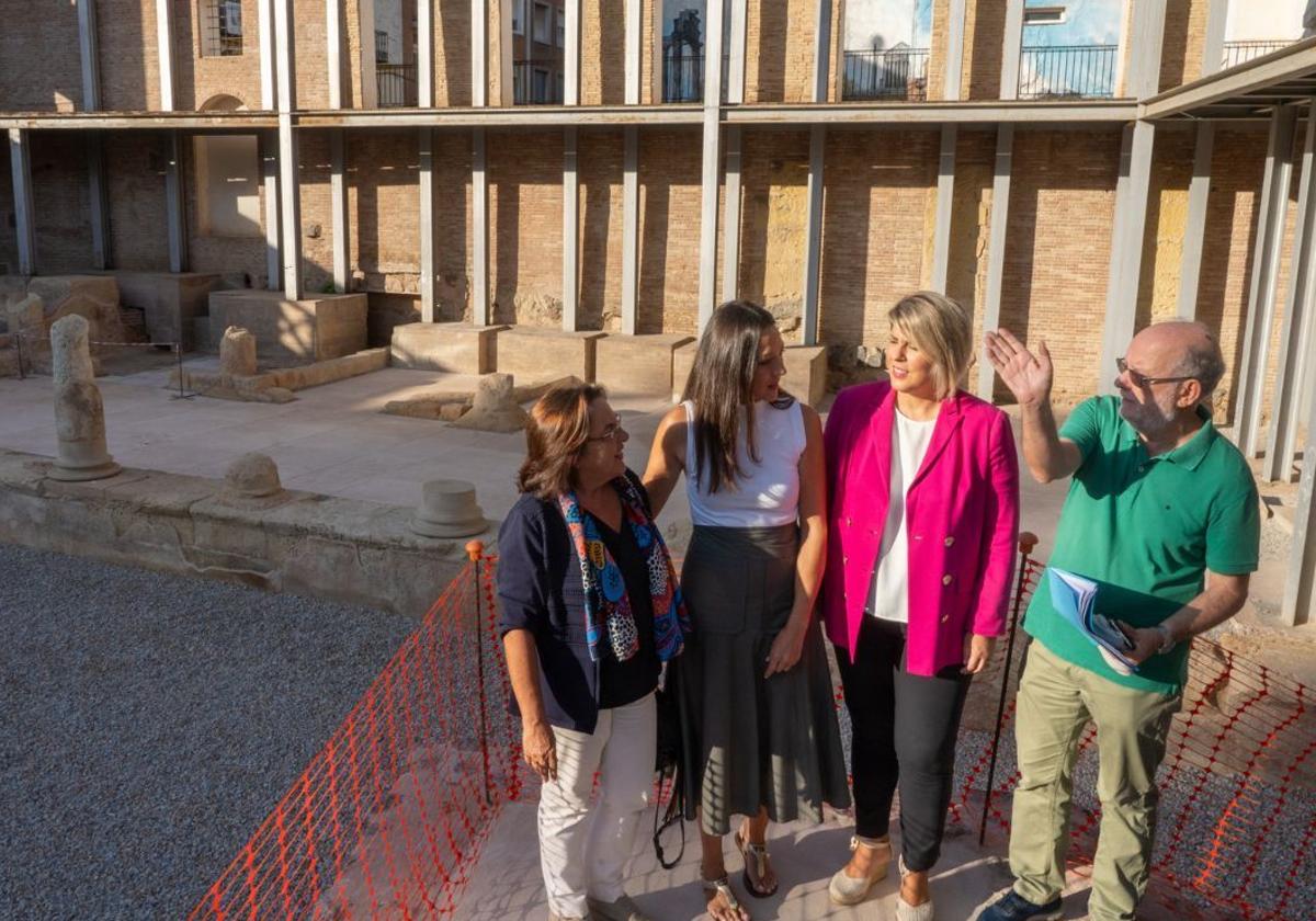 La alcaldesa de Cartagena y la consejera de Cultura durante su visita a la excavación del pórtico del Teatro Romano.