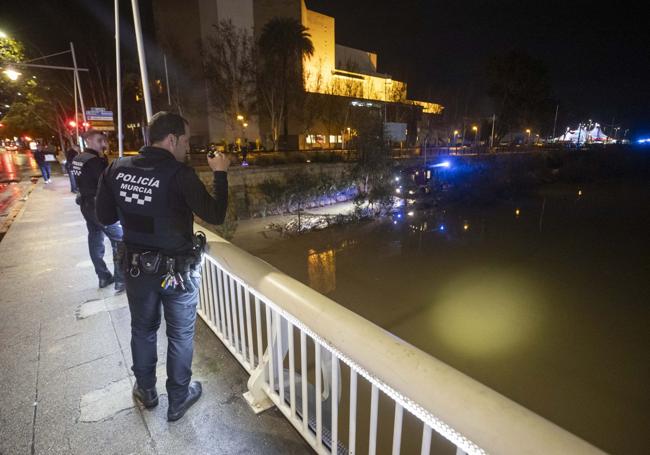 Agentes de la Policía Local de Murcia, en el puente de La Fica.