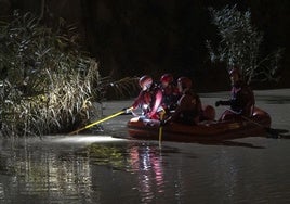 Una embarcación de bomberos busca a la persona desaparecida, este sábado.