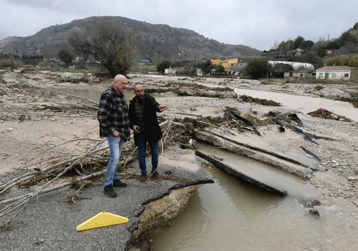 José Huertas y el edil José Antonio Zafra comentan los daños junto al río Argos, ayer en Cehegín.