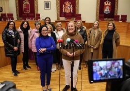 La alcaldesa, Remedios Lajara, junto a representantes de la Corte de Honor de la Purísima, tras el Pleno.