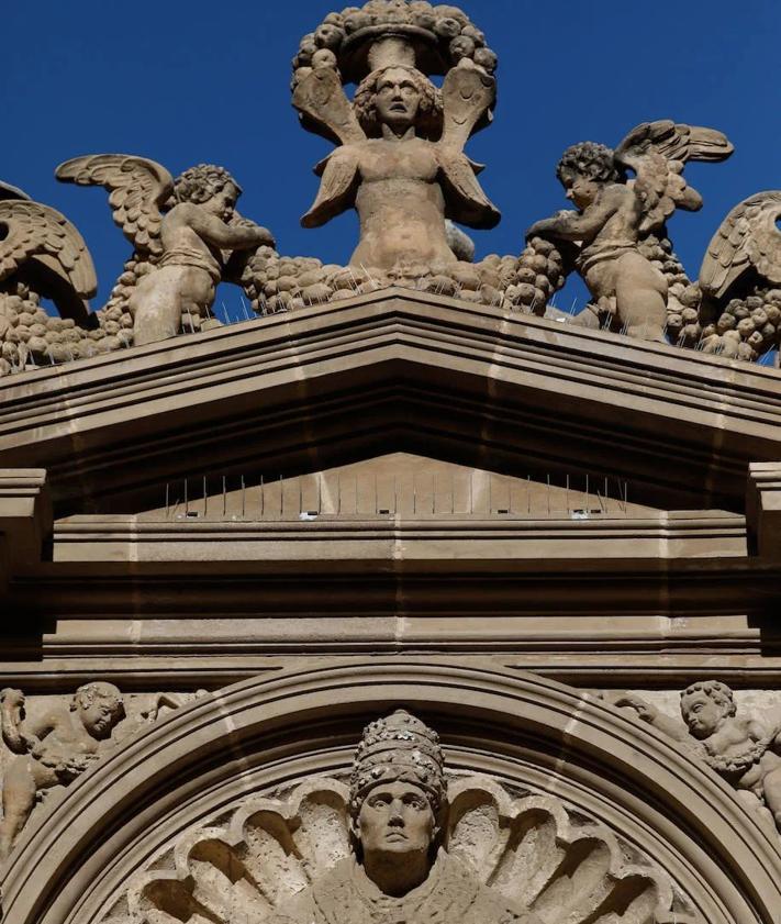 Imagen secundaria 2 - El único grabado que existe de la antigua torre de Junterón, dueño de la célebre capilla, realizado por J. Albacete y del siglo XIX. Abajo, advertencia en una lápida del suelo de la capilla y el busto del Papa Julio II o de Clemente VII, según los autores, adorna la fachada.