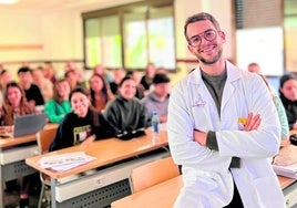 El doctor Felices, en un aula de la UCAM.