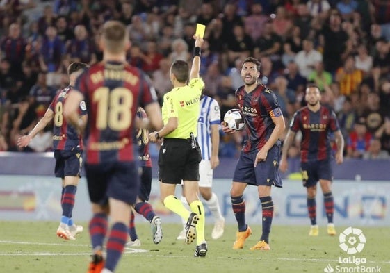 El árbitro enseña tarjeta amarilla a Iborra en la final del 'playoff' en la que el Levante se quedó sin ascenso en el último segundo de la prórroga.
