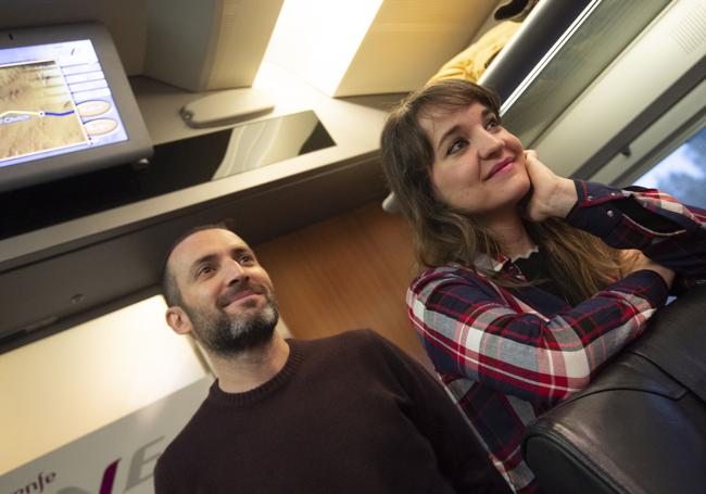 Cristóbal Hernández Barbero y Rocío Marín, en el AVE.