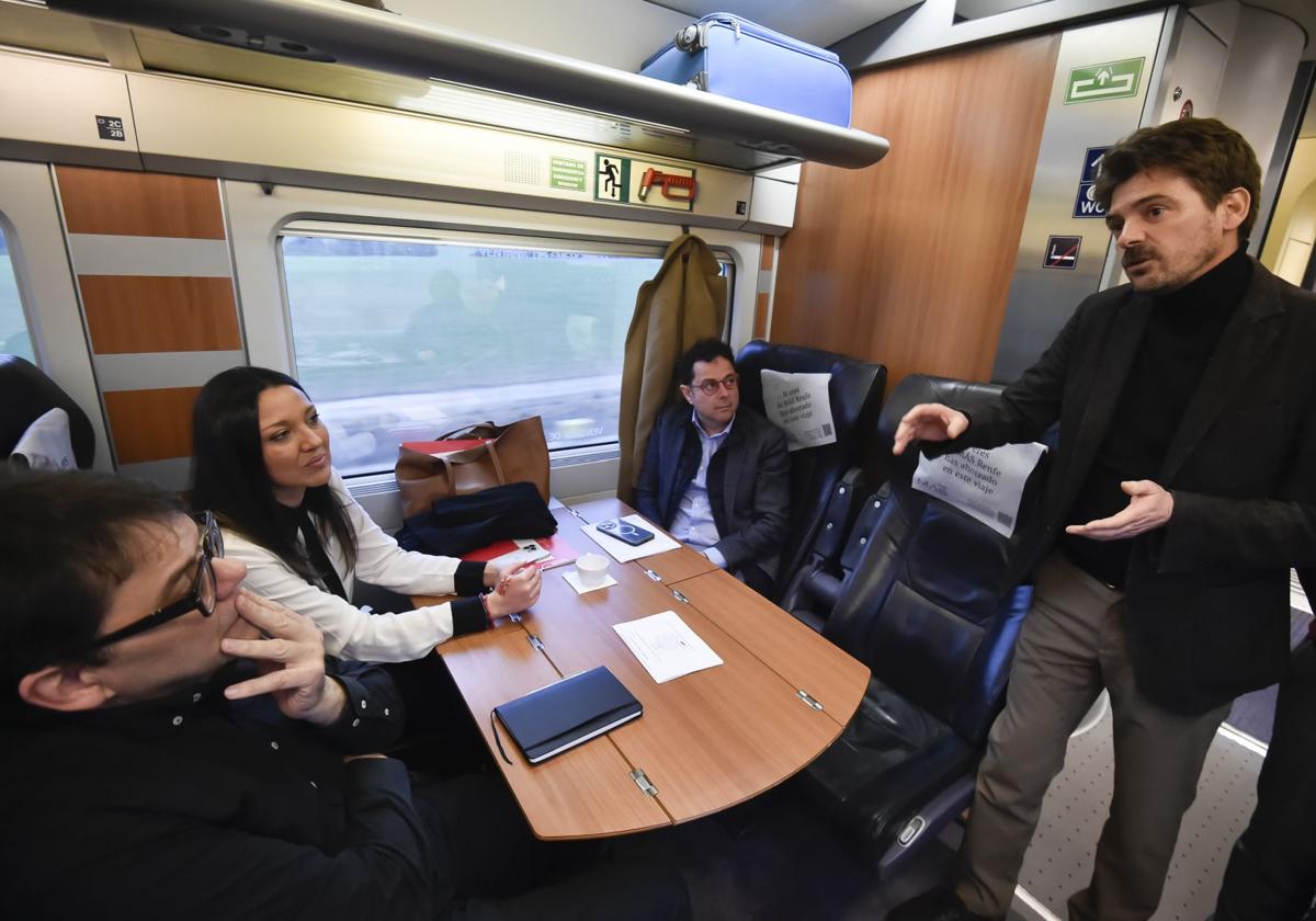 Juan García Sandoval, Carmen Conesa, Manuel Cebrián y Rafael Fuster compartieron una mesa redonda a bordo del tren.