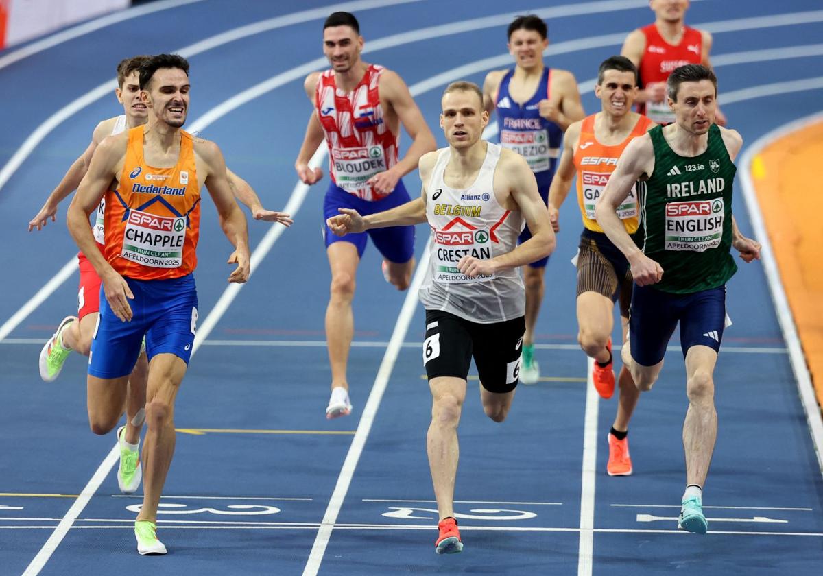 Mariano García, a la derecha de la imagen, detrás del atleta irlandés Enlish, cruza la meta quinto con gestos de sufrimiento.