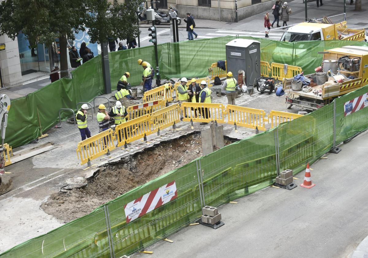 Operarios trabajan en la reparación de la avería el pasado día 4.