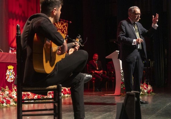 El pregonero estuvo asistido en su alocución por un guitarrista.