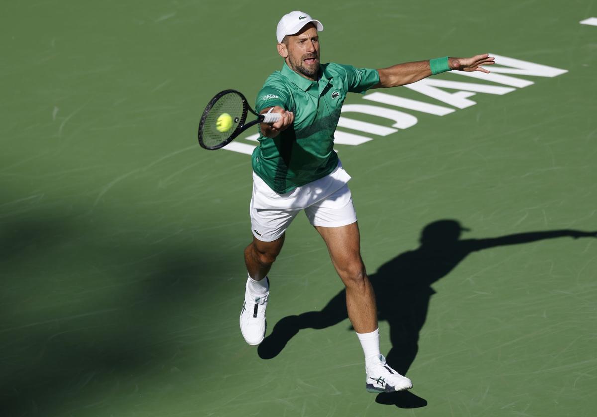 Djokovic golpea la bola en el partido frente a Van de Zandschulp.