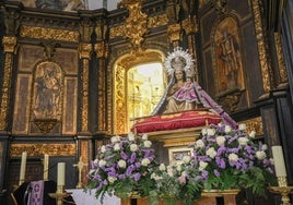 La Virgen de las Huertas, en el altar mayor del santuario patronal y, tras ella, el camarín dañado por las goteras.