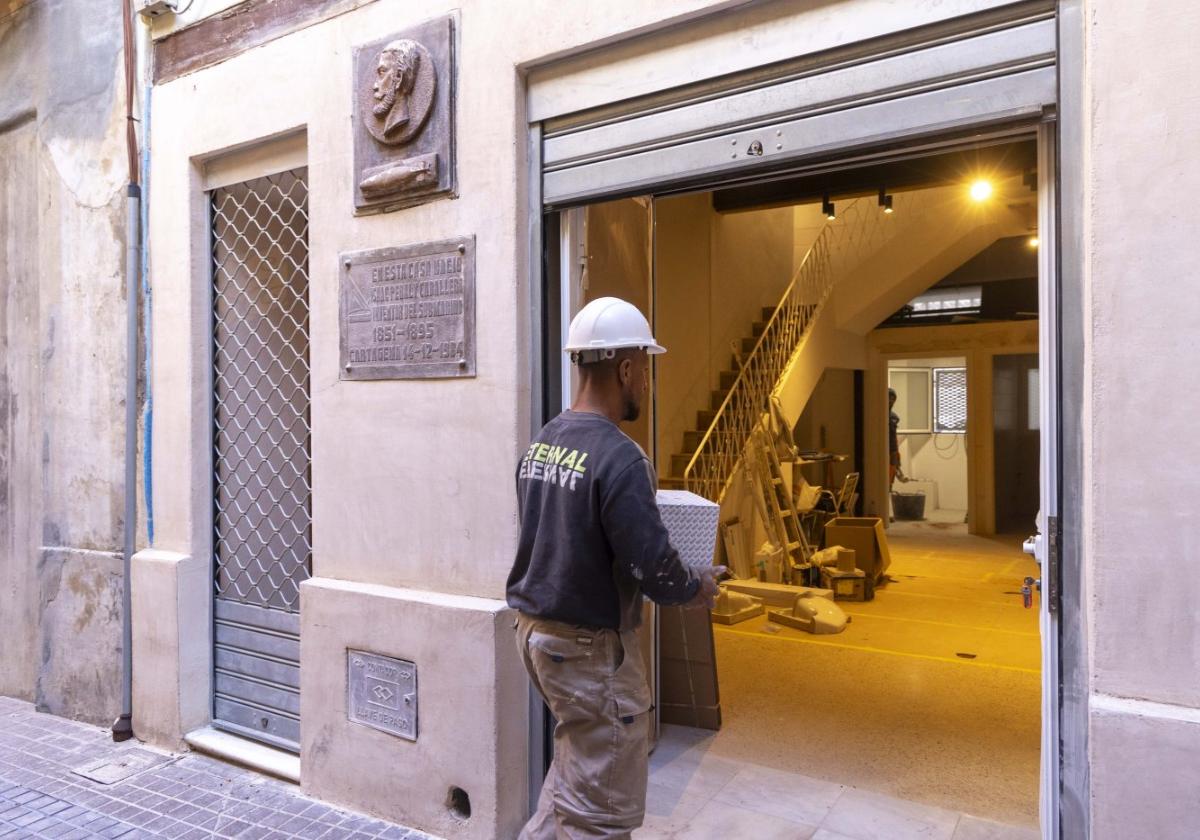 Un obrero accede con material al interior de la casa y futuro museo de Isaac Peral en una fotografía del pasado diciembre.