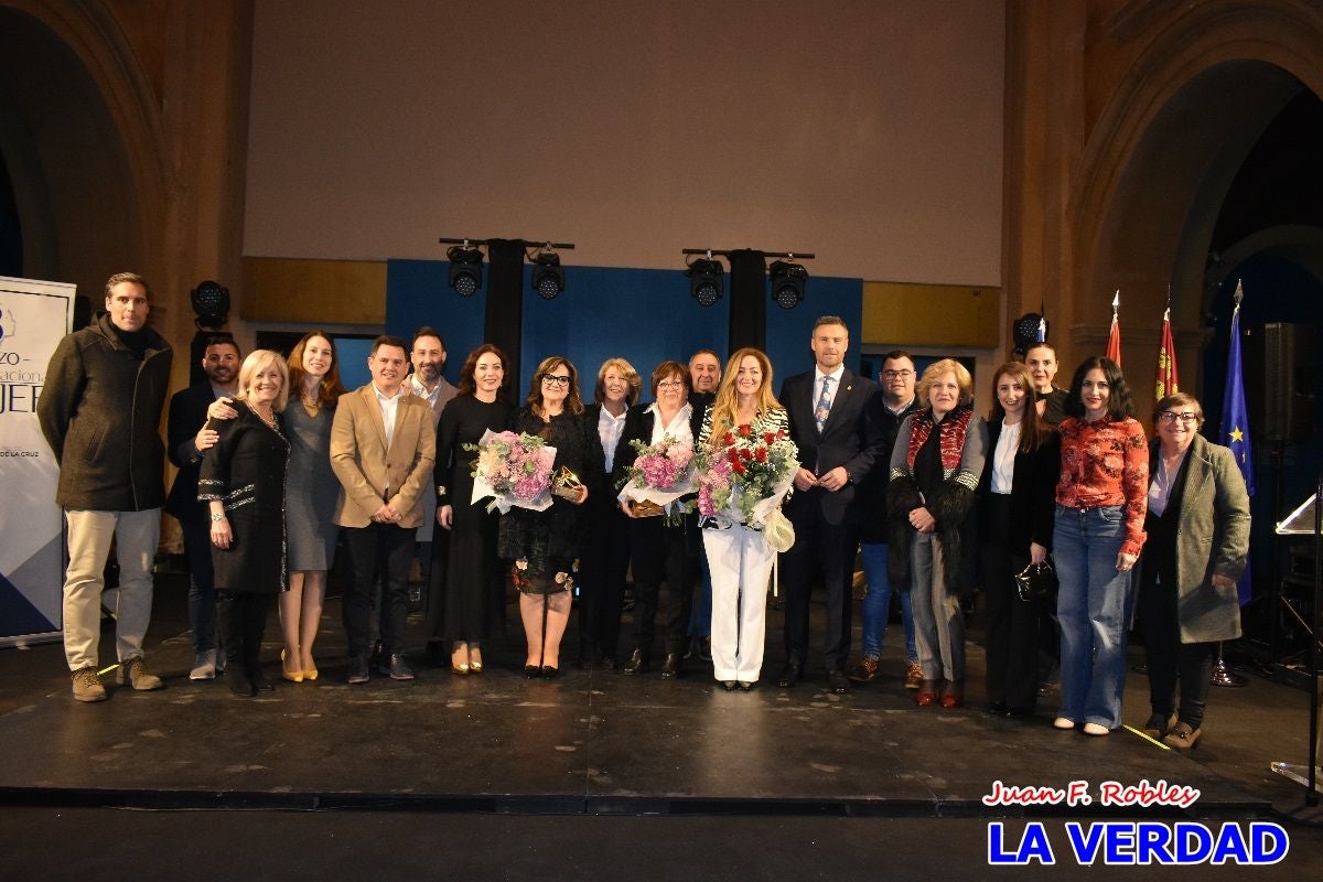 Caravaca entrega los premios y galardones del Día de la Mujer