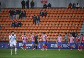Davo, jugador del Real Murcia, con los jugadores del Atlético de Madrid B al fondo en la derrota ante el filial rojiblanco.
