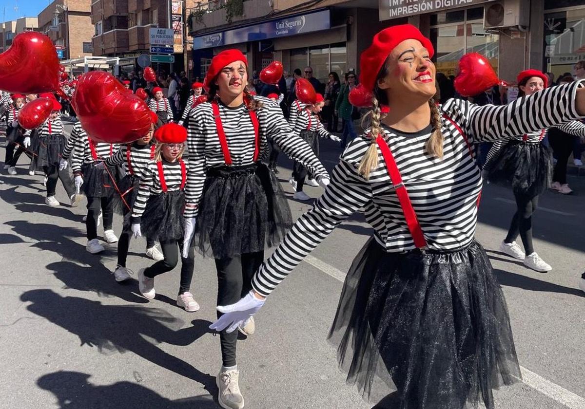 Un grupo de jovenes marchan en el desfile de carnaval de San Pedro.