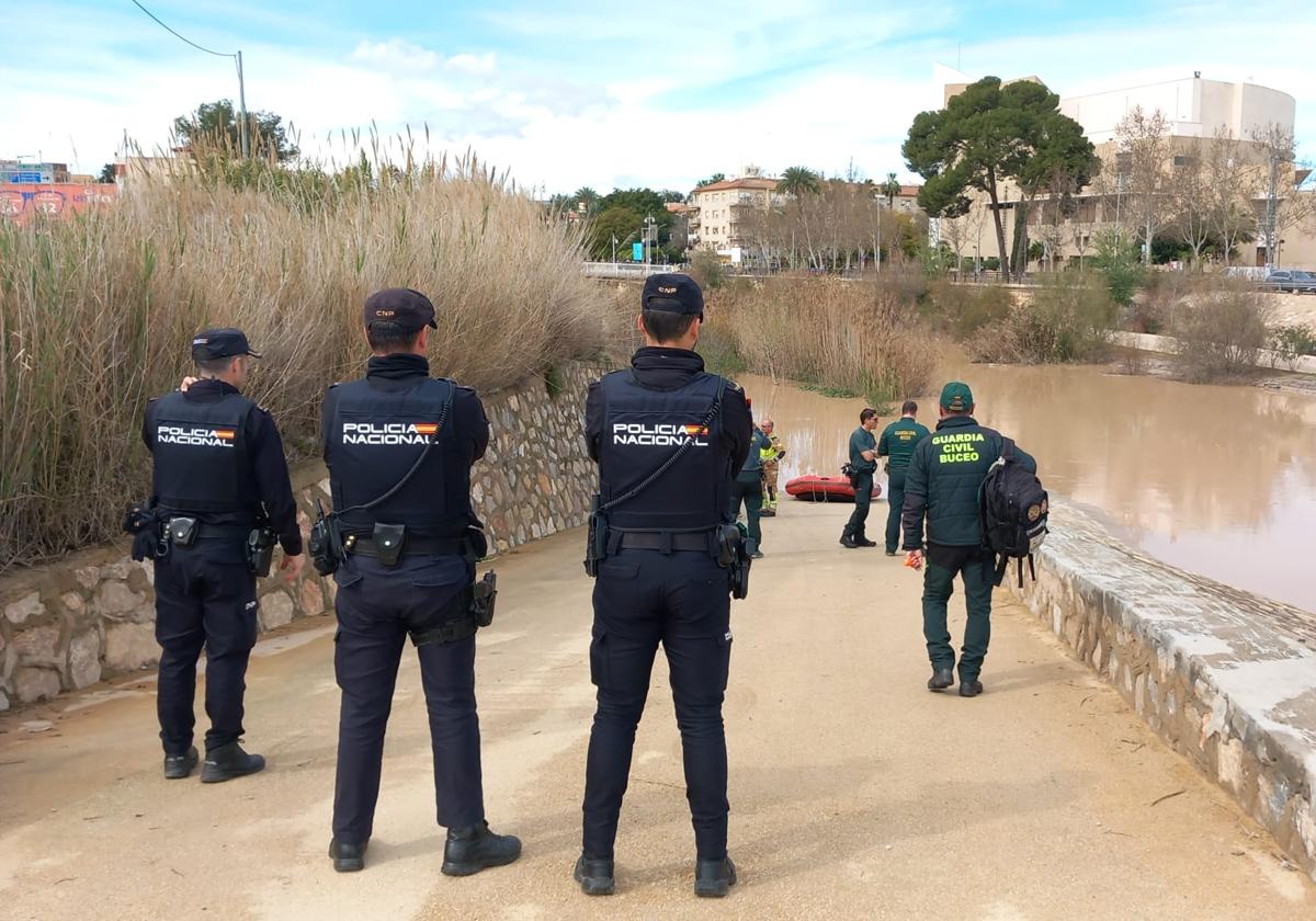 Agentes de Policía Nacional y Guardia Civil, este domingo, en el río Segura.