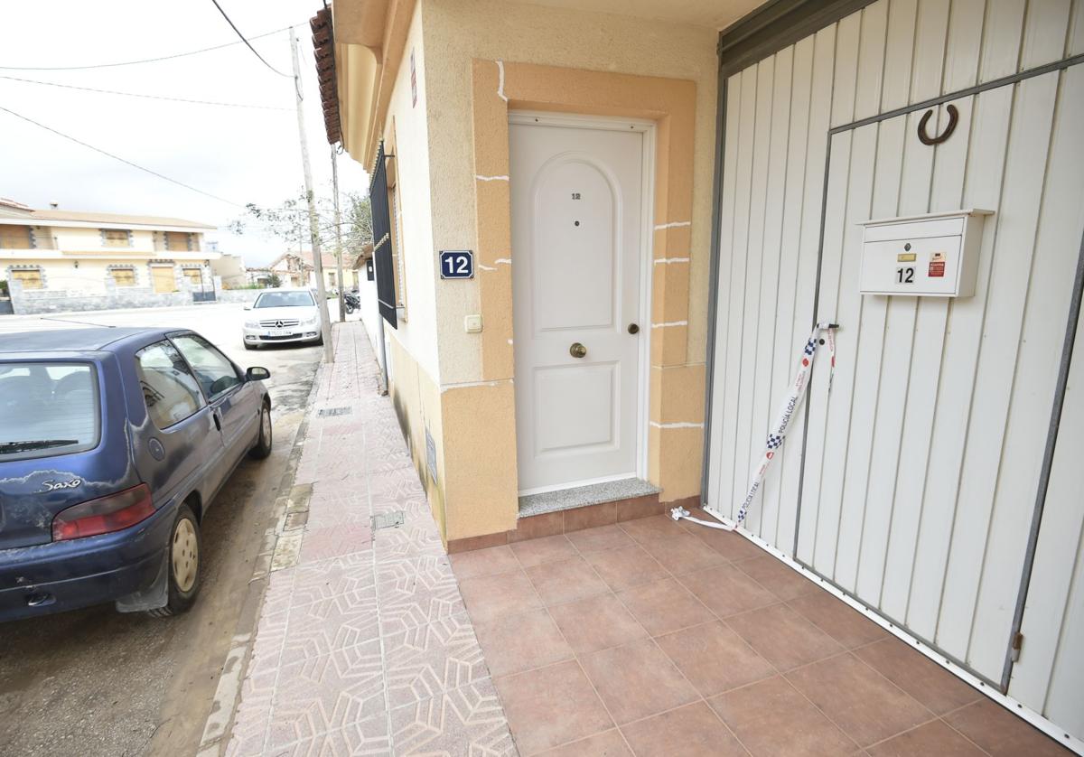 Portal de la vivienda en la que se produjo la disputa familiar que acabó con el fatal desenlace.