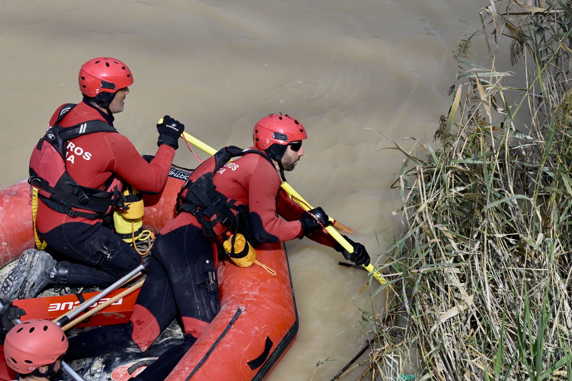 La reanudación del dispositivo de búsqueda de una persona desaparecida en el río Segura de Murcia, en imágenes