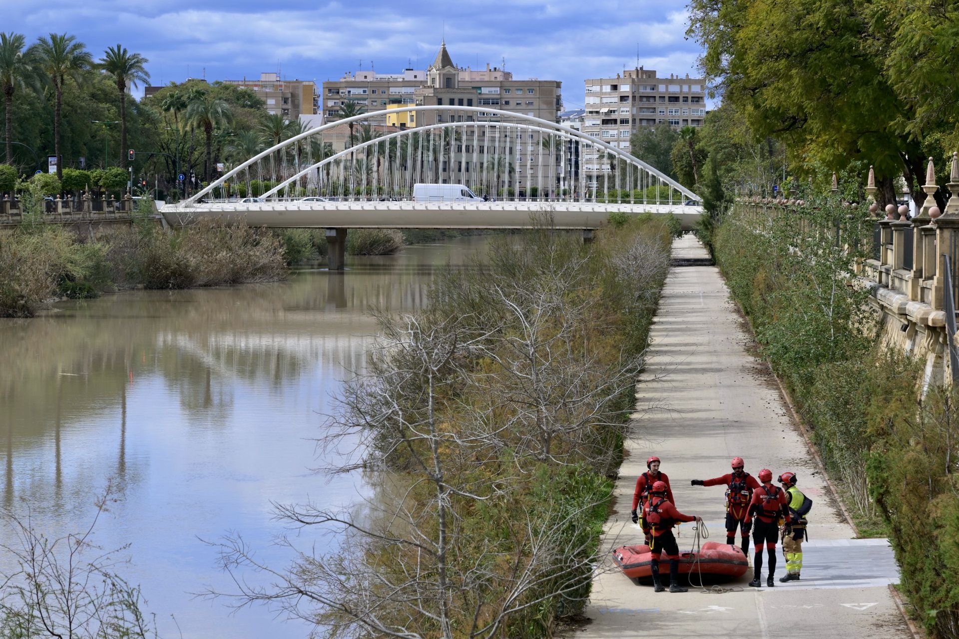 La reanudación del dispositivo de búsqueda de una persona desaparecida en el río Segura de Murcia, en imágenes