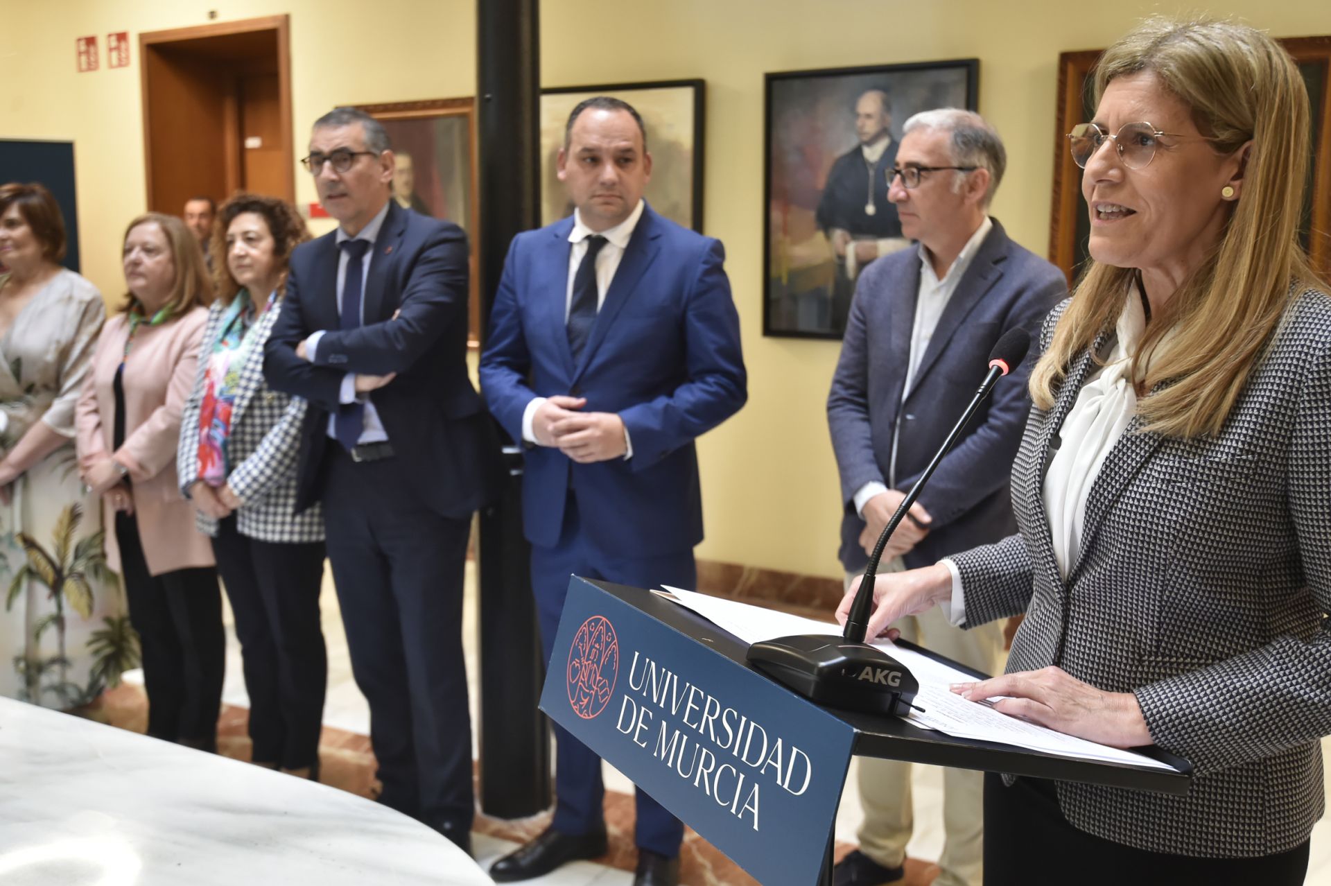 El acto de entrega de los premios al liderazgo femenino en investigación de la UMU, en imágenes