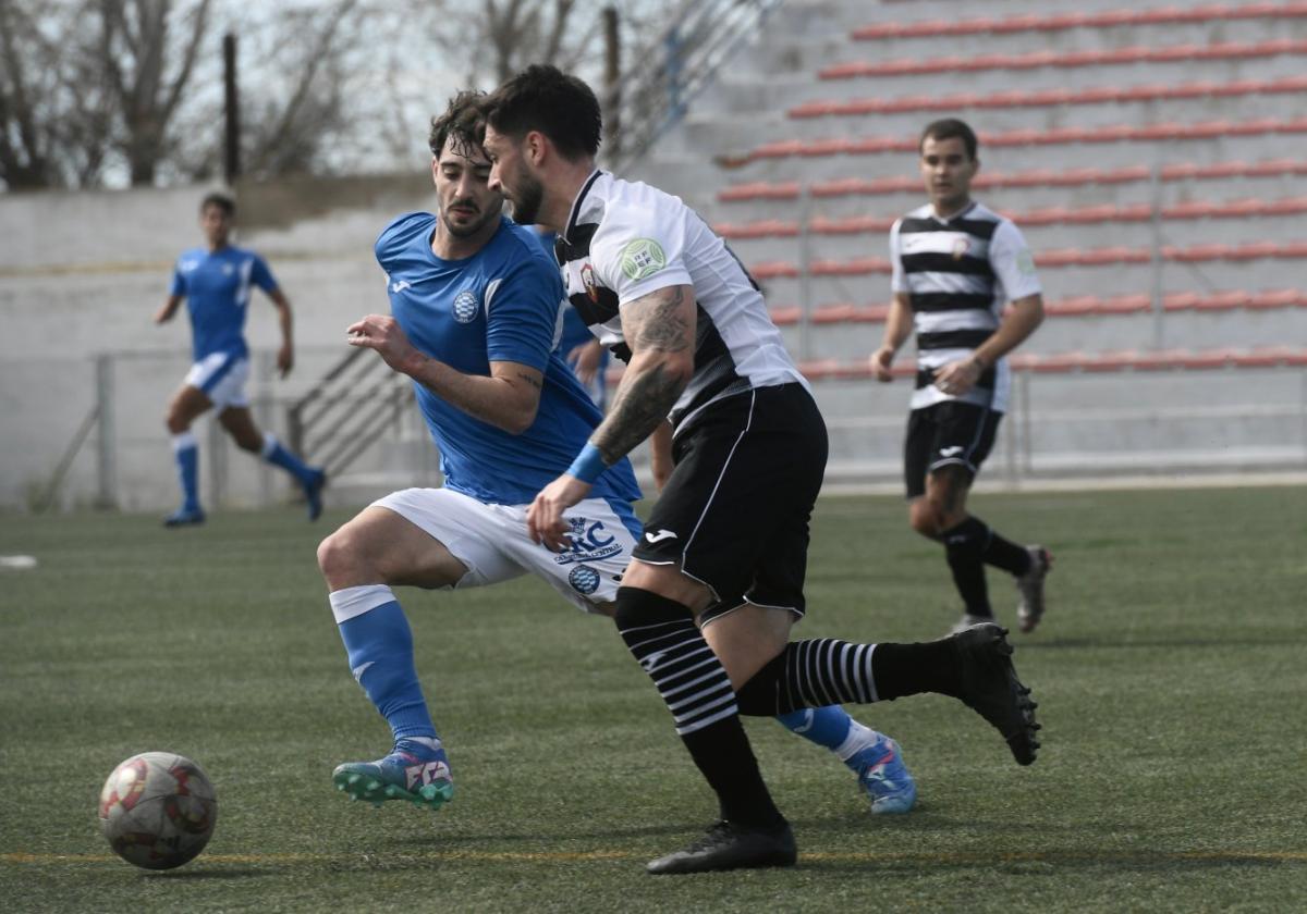 Víctor Juliá (Molinense) pugna por un balón con Tomás, lateral izquierdo del Bala Azul, ayer.