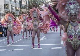 Las comparsas salieron en pasacalles desde la Alameda de San Antón pasadas las cinco de la tarde y desfilaron sin prisas pese al tiempo frío.