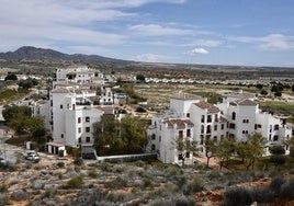 Algunas de las viviendas construidas en la urbanización El Valle Golf, donde una promotora pretende volver a edificar.