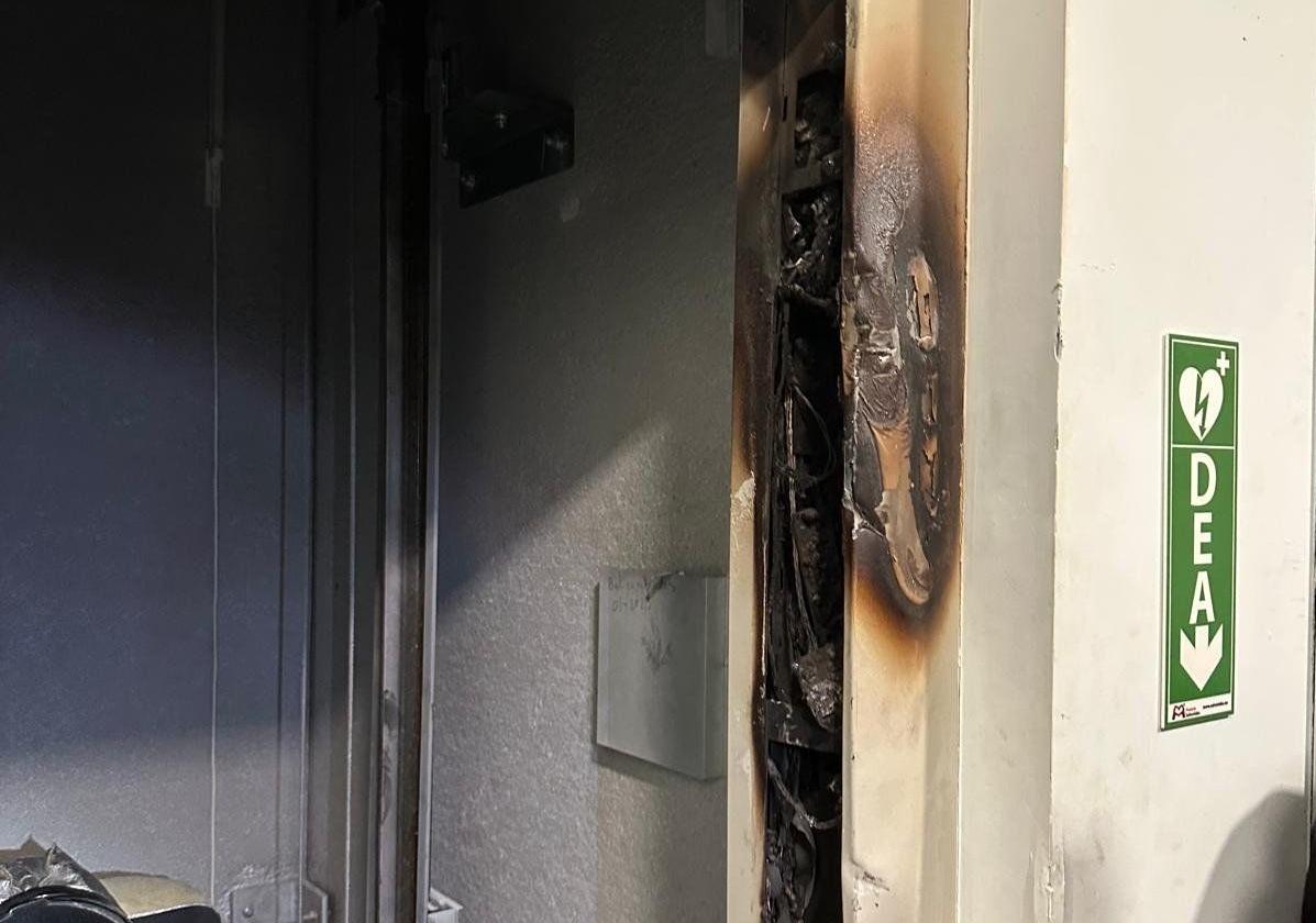 El incendio en el cuadro de mando del ascensor.