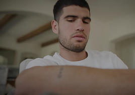 El misterioso tatuaje con el que Carlos Alcaraz y Netflix han revelado la fecha de estreno de su documental.