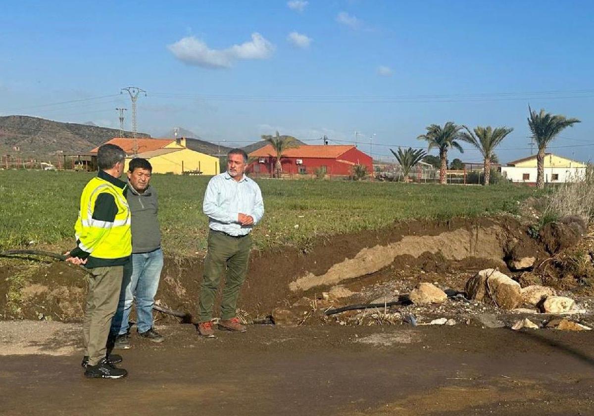 El concejal de Aguas del Ayuntamiento de Lorca, Ángel Meca, visitando los trabajos de reparación en la red de agua potable.