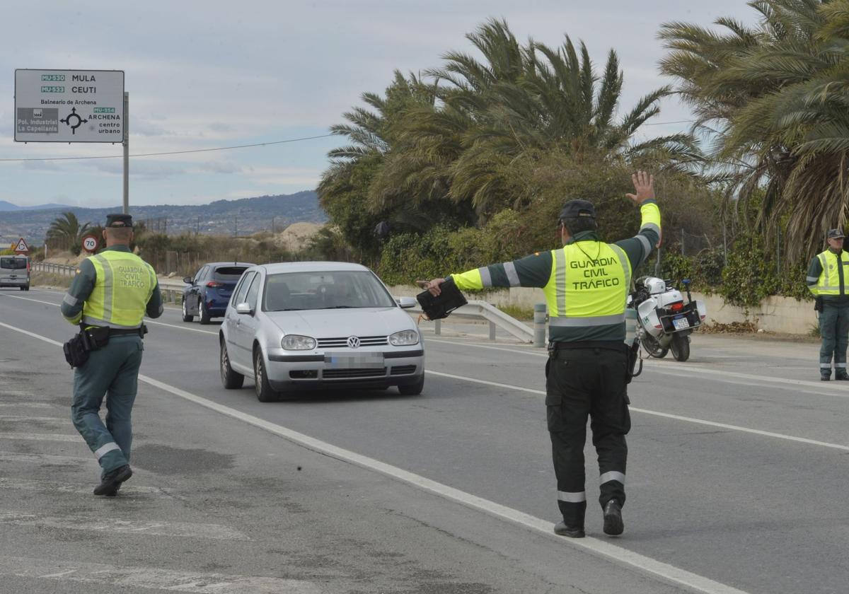 Un dispositivo de la Guardia Civil encargado de una campaña del uso del cinturón de seguridad, en una imagen de archivo.