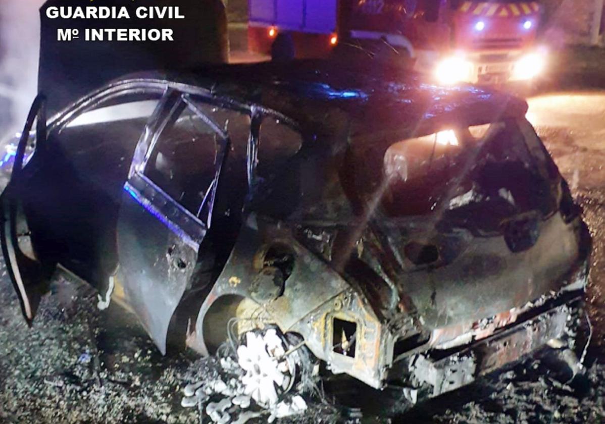 El coche calcinado que apareció en una zona apartada de Fortuna.