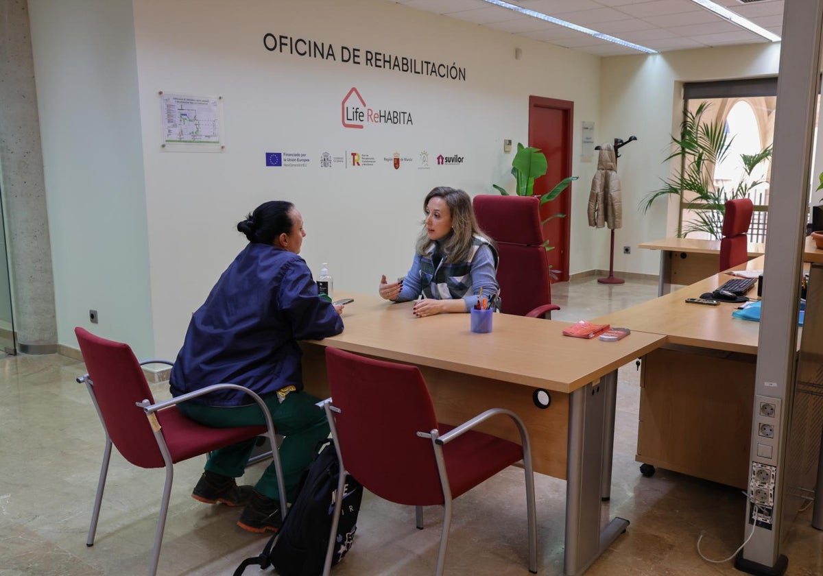 Una vecina recibe información en la oficina de atención a los damnificados por las lluvias.