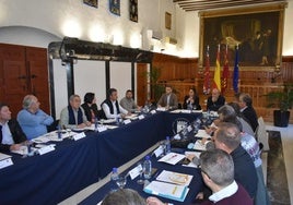 La consejera de Agua, Sara Rubira, junto al alcalde de Caravaca de la Cruz y el resto de miembros que componen la Mesa del Secano, este lunes.