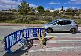 El muñeco colocado en el socavón, en la calle Ramón y Cajal de la urbanización Mirador de Agridulce.