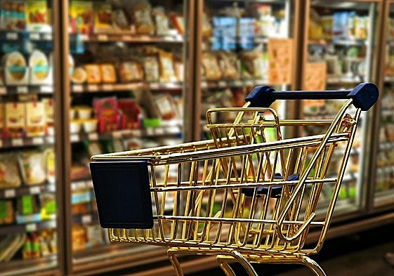 Un carro de la compra, en un supermercado.