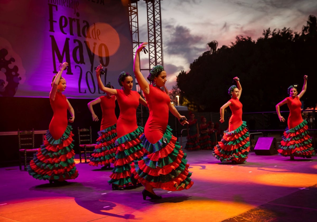 Un grupo de sevillanas presenta su baile a los asistentes de la Feria de mayo 2024