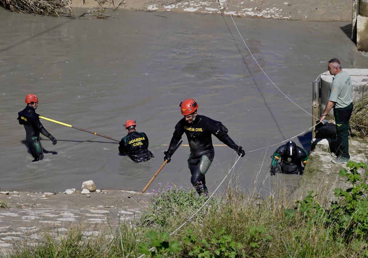 Buzos de la Guardia Civil, este martes, en un salto de agua de La Fica.