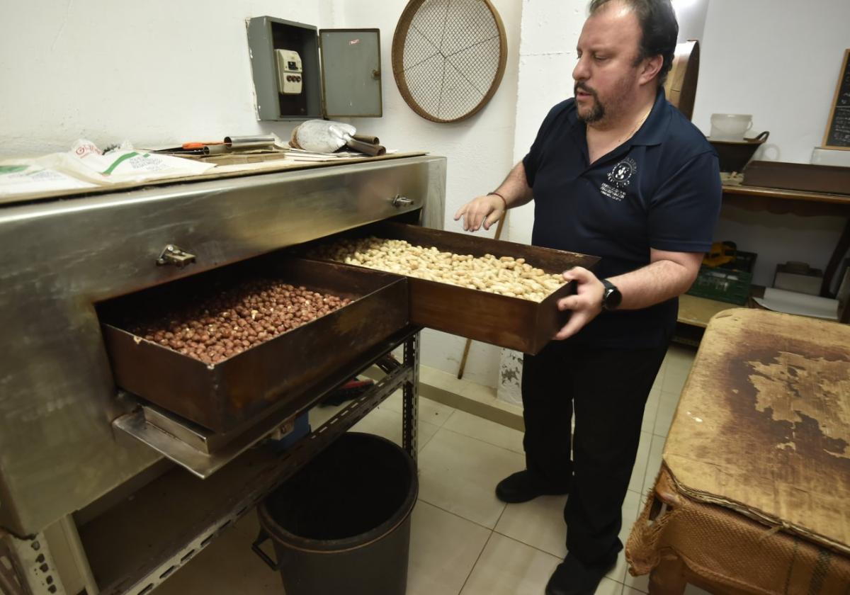 Primer plano de los 'toffee', en venta solo unos días. Eduardo Solano introduce cacahuetes en el horno.