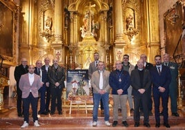 Representantes de las cofradías de Semana Santa junto a las autoridades locales.