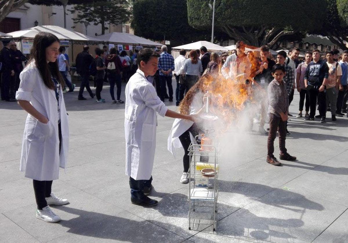 Imagen de archivo de unos alumnos realizando un experimento en el Certamen de Ciencias.